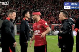 比賽第60分鐘，古爾芬克爾頭部受傷無法堅(jiān)持，德爾加多替補(bǔ)登場(chǎng)