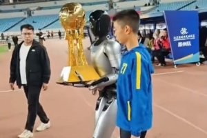 蘇超決賽彩排進(jìn)行：世界杯同款飛貓系統(tǒng)亮相，機(jī)器人送冠軍獎(jiǎng)杯