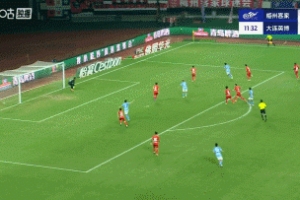 梅州逃過(guò)一劫！佩尼亞中路一漏，閆鵬點(diǎn)球點(diǎn)打門(mén)擊中立柱彈出