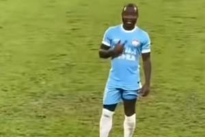 遭球迷種族歧視！阿奇姆彭指著自己一臉懵+抗議 雙方球員紛紛安慰