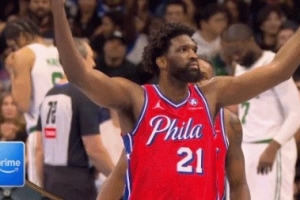 打高興了！恩比德突破打成2+1&煽動(dòng)主場(chǎng)球迷情緒