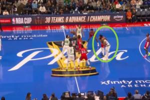 滿臉問號(hào)？恩比德連球都不跳了 膝蓋真有問題？