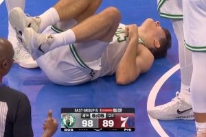 不講武德！恩比德被犯規(guī)后空中蜷縮 踢到對(duì)方敏感部位&感覺很疼