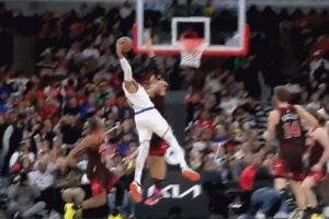 好在無礙！唐斯溜底線試圖隔扣武切維奇 扣飛失衡平拍在地