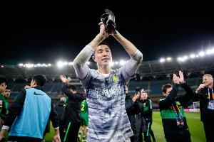 侯森致謝球迷：雖然之前和球迷有些不愉快 但我們?nèi)辈涣舜蠹抑С? >
                                        </div>
                                    </div>
                                    <div   id=