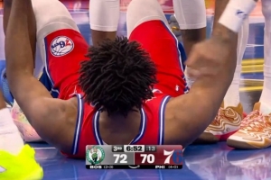 過分了嗷！小白沖搶恩比德犯規(guī) 恩比德直接作出投籃姿勢(shì)&夸張摔倒