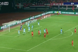梅州扳回一個(gè)！奧馬爾松門(mén)前亂戰(zhàn)中補(bǔ)射得手，梅州1-2大連