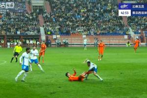 這下太痛了！第43分鐘，宋浩宇防守時被倒地的羅競踢到襠部