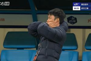 這球都沒進(jìn)！賀慣絕佳機會踢偏海牛再逃一劫，鄧卓翔驚出表情包