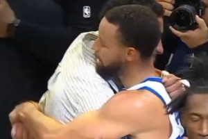 聊了點啥？庫里賽后和哈利伯頓擁抱寒暄 后者喜笑顏開