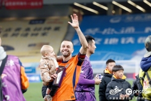 青島海牛為第28輪最佳球員薩里奇頒獎，為金洋洋舉辦200場儀式