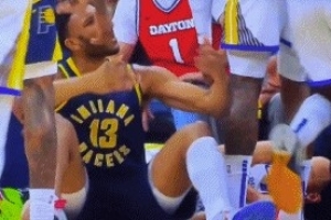 你抱怨啥？布拉德利撞翻庫里被吹犯規(guī)送后者3+1 坐在地上喋喋不休