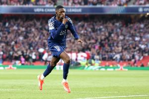 RMC：登貝萊今天正常出席球隊(duì)訓(xùn)練，看起來并沒有不適