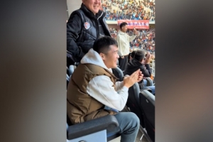 歡迎回家！記者：河南隊鐘義浩現場觀戰(zhàn)海牛，海牛進球后他很開心