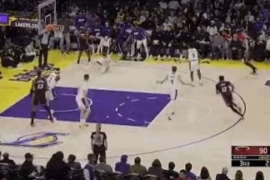 維金斯被逼防到底角&頂?shù)箹|契奇但裁判沒吹 直接中投命中！