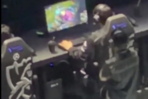 這你敢信？Faker加里奧按出金身前還在切屏