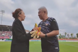 定南贛聯(lián)為守門員教練李偉舉行退休儀式，其從事職業(yè)教練36年