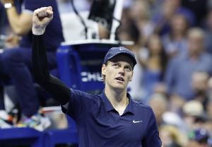 辛納頒獎發(fā)言：感謝團隊激勵我挑戰(zhàn)極限，很高興能與大家分享奪冠