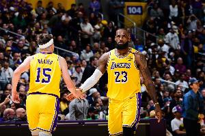 詹姆斯+布朗尼！里夫斯為一對父子都傳過空接助攻 NBA歷史首人