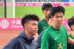 浙江U20男足全運會輸球后謝場被球迷訓話 王鈺棟無奈搖頭轉(zhuǎn)身離開