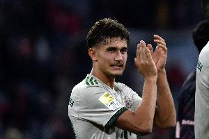 德媒：踢左后衛(wèi)的比朔夫正學(xué)習(xí)當(dāng)多面手，戴維斯復(fù)出后他或需讓位