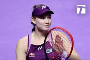 第三盤送蛋！萊巴金娜2-1逆轉(zhuǎn)斯瓦泰克，取得8連勝年終小組賽2-0