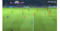 差點丟球！對方前鋒比素利門前無人盯防，搶點射門打偏