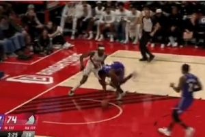 乃父之風！布朗尼靈巧一點助攻范德彪暴扣+突破分球海斯跟進暴扣