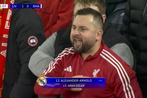 貼臉開大！阿諾德為皇馬替補(bǔ)登場(chǎng)時(shí)遭紅軍球迷手指+親吻隊(duì)徽嘲諷