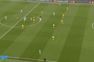 神撲！哈蘭德個(gè)人能力強(qiáng)突禁區(qū)后分球，奧賴?yán)麩o人盯防射門被撲