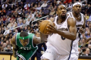 阿里納斯：大部分球員都有槍 這是為了自保 并且一般都藏在更衣室