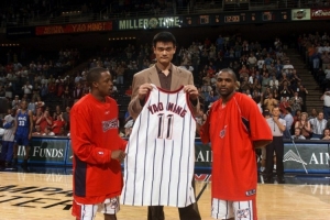 楊毅：火箭給姚明退役球衣是因?yàn)榇笠A其所有 休斯敦市民都愛(ài)他