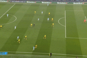 頗具威脅！福登弧頂處勁射被門將撲出，薩維尼奧跟進(jìn)的補(bǔ)射打高