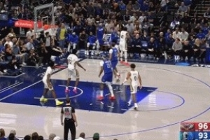 不應(yīng)該！克萊關(guān)鍵時刻出現(xiàn)脫手失誤 獨行俠白白送出球權(quán)