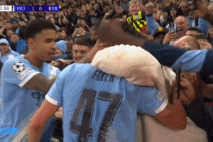 太子就是帥！福登慶祝時(shí)被球迷摟著自拍，還看了鏡頭笑的特別配合