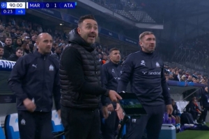 認(rèn)為亞特蘭大手球在先，德澤爾比手持平板中的視頻回放向裁判理論