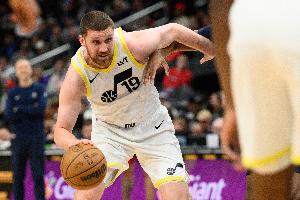 今天進攻看你！米哈伊柳克半場10中7&三分6中4轟18分2板2助