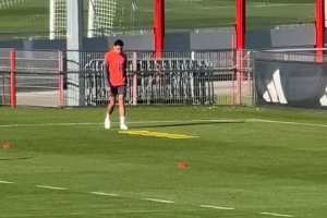 朝著復(fù)出邁進！穆西亞拉今日繼續(xù)在拜仁基地單獨訓(xùn)練