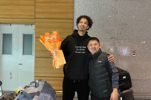 德萬特·威爾遜抵達(dá)長(zhǎng)春龍嘉機(jī)場(chǎng)