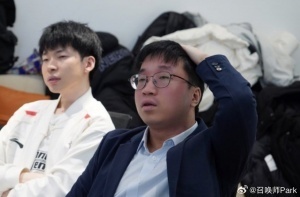 教練休假還這么努力?。〔┲鞅希篢abe將二路解說S15決賽