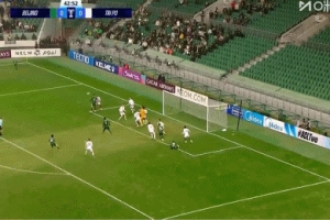 太夸張了！王剛禁區(qū)外迎球凌空抽射，皮球直接飛出轉(zhuǎn)播畫面