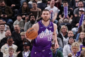 單人打出的得分波！米哈伊柳克首節(jié)4中4&三分2中2獨得10分