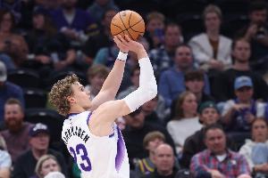 今天挺鐵的！馬爾卡寧22中8&三分12中3拿到25分 另有4板2斷