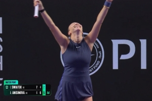 阿尼西莫娃2-1逆轉(zhuǎn)并淘汰斯瓦泰克，晉級(jí)WTA年終總決賽4強(qiáng)