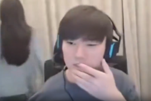 jackeylove女友55現(xiàn)身直播間：拿外賣偷感十足 只敢背對鏡頭