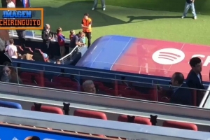 六臺(tái)：巴薩今日在諾坎普公開訓(xùn)練，俱樂部主席拉波爾塔出席