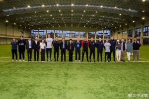 中足聯(lián)攜攜于大寶、英超俱樂部講師，參觀中國(guó)足球訓(xùn)練基地