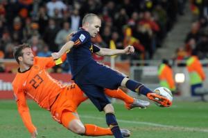 西班牙球衣設(shè)計師：球衣上的藍(lán)色為致敬伊涅斯塔，亞馬爾帶動銷量