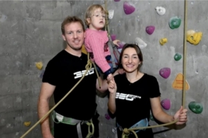 圖片報(bào)：納格爾斯曼與女友攜手病童參加活動(dòng)，為慈善項(xiàng)目進(jìn)行宣傳