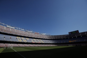 巴薩諾坎普公開訓練，球迷現(xiàn)在已在球場外排隊等候進場